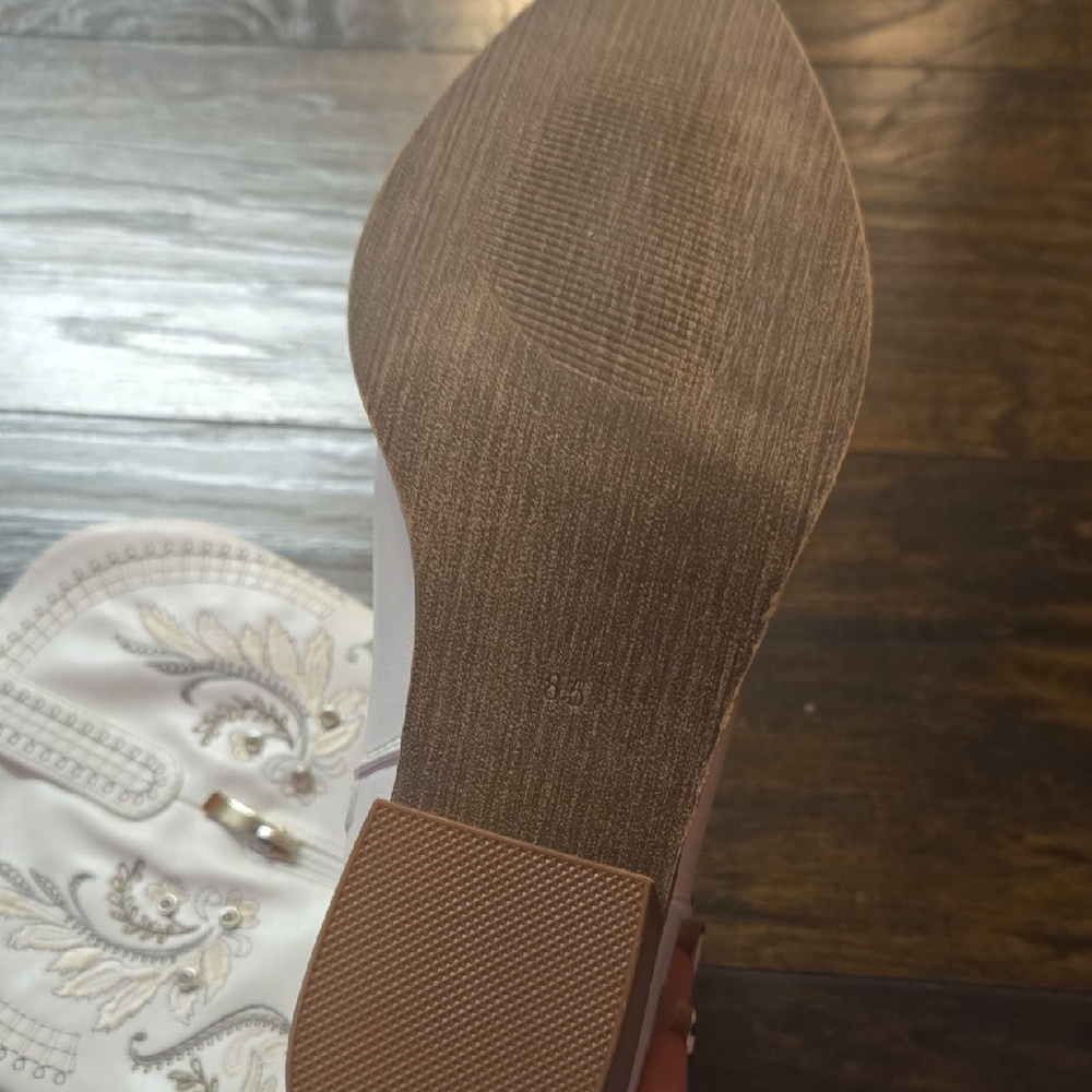 Elegant Embroidered Heeled Boots - Picture 4 of 6